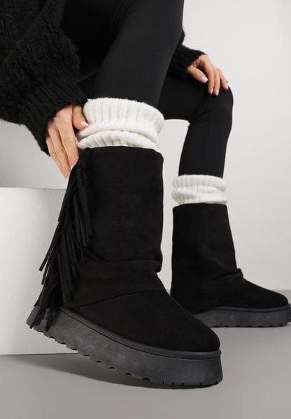 Czarne Botki w Stylu Śniegowców z Frędzlami i Cholewką Imitującą Nogawkę Sierafera. Czarne botki damskie Born2be, z jeansu, bez obcasa, na płaskiej podeszwie, bez zapięcia. Za 139.99 zł.