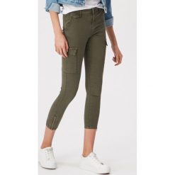Spodnie z kieszeniami cargo - Khaki. Brązowe spodnie materiałowe damskie Sinsay, l, bez wzorów. Za 89.99 zł.