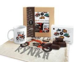 Motorynka — paczka (Zawartość paczki: koszulka - torba - kubek - słodycze; Rozmiar koszulki / bluzy: L (damska); Kolor koszulki / bluzy: jasnoszary me. Szare bluzy damskie nikiniki, l, bez wzorów, z bawełny, młodzieżowe, bez kołnierzyka. Za 169.00 zł.