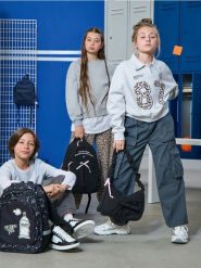 Nylonowa torebka na ramię - czarny. Czarne torby i plecaki dziecięce Sinsay, z nylonu. W wyprzedaży za 14.99 zł.