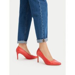 Szpilki Lasocki. Czerwone szpilki damskie Lasocki, bez wzorów, bez obcasa, bez zapięcia. Za 249.99 zł.