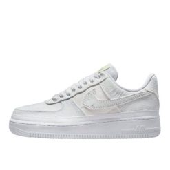 Buty do chodzenia dla dorosłych Air Force 1 Reveal Tear Away Arctic Punch. Białe obuwie sportowe damskie Nike, bez wzorów, ze skóry, do biegania. Za 1,504.43 zł.