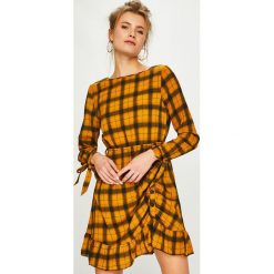 Answear - Sukienka. Pomarańczowe sukienki damskie ANSWEAR, z poliesteru, casualowe, z okrągłym kołnierzem. Za 129.90 zł.