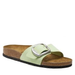 Klapki Birkenstock. Białe klapki damskie Birkenstock, bez wzorów, bez obcasa. Za 399.99 zł.