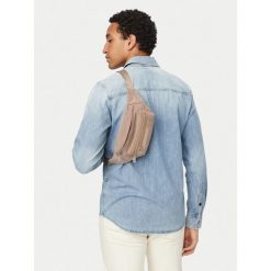 Nerka Guess. Brązowe saszetki męskie Guess, młodzieżowe, małe. Za 359.99 zł.