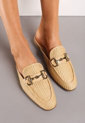 Ciemnobeżowe Klapki Mule z Tłoczeniem na Wzór Plecionki i Klamrą Opheliase. Brązowe klapki damskie Renee, bez wzorów, eleganckie, bez obcasa, na obcasie. Za 59.99 zł.