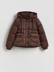 Pikowana kurtka z kapturem - ciemnobrązowy. Brązowe kurtki damskie Reserved, l, bez wzorów, z tkaniny, z kapturem. Za 159.99 zł.
