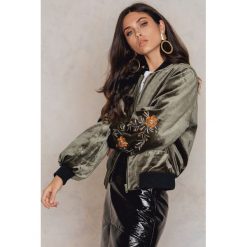 NA-KD Aksamitna kurtka z haftem na rękawach - Green,Multicolor. Zielone kurtki damskie marki NA-KD, bez wzorów, z elastanu. W wyprzedaży za 182.47 zł.