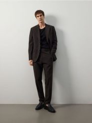 Spodnie garniturowe z kantem - ciemnobrązowy. Brązowe eleganckie spodnie męskie Reserved, bez wzorów, z elastanu. Za 179.99 zł.