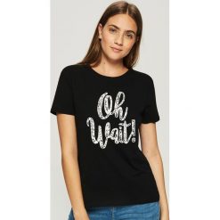 Bawełniany t-shirt z napisem - Czarny. Czarne t-shirty damskie Sinsay, z napisami, z bawełny. Za 9.99 zł.