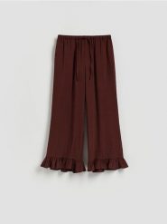 Luźne spodnie z falbankami - bordowy. Czerwone spodnie materiałowe damskie Reserved, l, bez wzorów, z tkaniny. Za 99.99 zł.