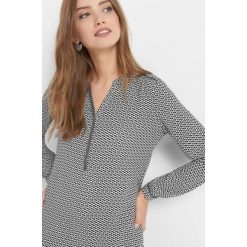 Bluzka z geometrycznym wzorem. Brązowe bluzki damskie Orsay, w geometryczne wzory, z elastanu, dekolt w kształcie v. Za 69.99 zł.