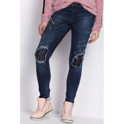 Granatowe Jeansy Buterflies Sequins. Jeansy damskie marki Born2be. Za 124.99 zł.