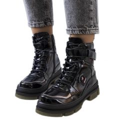 Czarne botki lakierowane Salent. Czarne botki damskie z lakierowanej skóry, eleganckie, bez obcasa, bez zapięcia. Za 118.82 zł.