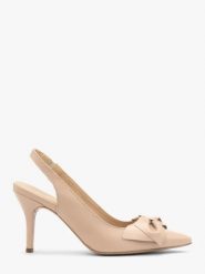 Czółenka typu slingback z kokardką. Brązowe czółenka damskie Ryłko, bez wzorów, z gumy, bez obcasa, na szpilce, bez zapięcia. Za 399.99 zł.