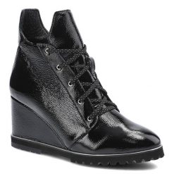 Czarne Botki Libero Damskie Modne Buty Na Koturnie. Czarne kozaki damskie Libero, ze skóry, bez obcasa, na koturnie. Za 279.00 zł.