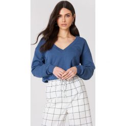 NA-KD Basic Bluza basic z dekoltem V - Blue. Niebieskie bluzy damskie NA-KD Basic. Za 100.95 zł.