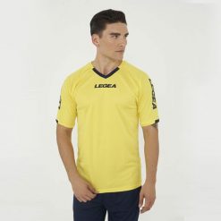 Koszulka koszykarska LOS ANGELES żółta. Czarne koszulki sportowe męskie Legea, bez wzorów, z materiału, bez kołnierzyka, bez ramiączek, do koszykówki. W wyprzedaży za 92.50 zł.