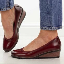 Czerwone czółenka damskie na koturnie Vinceza 58628. Czerwone czółenka damskie VINCEZA, bez wzorów, z jeansu, biznesowe, z okrągłym noskiem, bez obcasa, na koturnie, bez zapięcia. Za 169.00 zł.