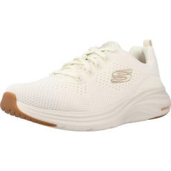 Buty do chodzenia damskie Skechers 150024WBC. Białe obuwie sportowe damskie Skechers, bez wzorów, z materiału, trekkingowe. Za 280.99 zł.