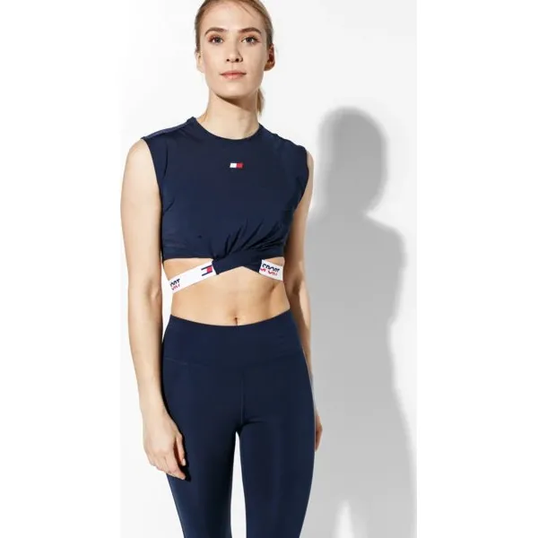 Tommy Sport Tank Cropped Koszulka Twisted Detail , granatowy, rozmiar XS. Niebieskie koszulki sportowe damskie Tommy Hilfiger, s, bez wzorów, z materiału, bez kołnierzyka, bez ramiączek, na fitness i siłownię, climacool (adidas). W wyprzedaży za 179.99 zł.