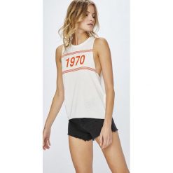 Jacqueline de Yong - Top. Szare topy damskie Jacqueline de Yong, z nadrukiem, z dzianiny, z okrągłym kołnierzem, bez rękawów. W wyprzedaży za 34.90 zł.