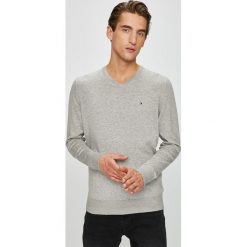 Tommy Hilfiger - Sweter. Szare swetry przez głowę męskie Tommy Hilfiger, z bawełny. Za 399.90 zł.