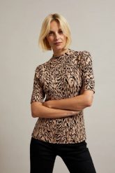 Dopasowana bluzka w zwierzęcy wzór brązowa. Brązowe bluzki damskie MOODO, s, bez wzorów, z elastanu, bez kołnierzyka. W wyprzedaży za 34.98 zł.