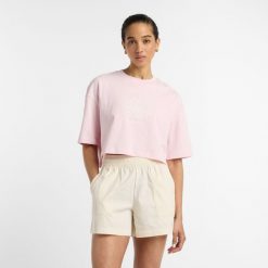 Koszulka damska New Balance WT51935RSG – różowa. Czerwone t-shirty damskie New Balance, xl, bez wzorów, z bawełny, bez kołnierzyka. Za 129.99 zł.