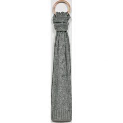 Guess Jeans - Szalik. Szare szaliki i chusty damskie Guess Jeans, z aplikacjami, z dzianiny. Za 199.90 zł.