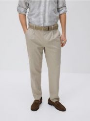 Spodnie regular fit z paskiem - beżowy. Brązowe spodnie materiałowe męskie Reserved, bez wzorów, z tkaniny. Za 179.99 zł.