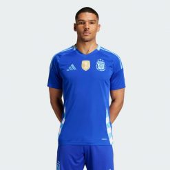 Koszulka Argentina 24 Away. Niebieskie koszulki sportowe męskie Adidas, xl, bez wzorów, z materiału, bez kołnierzyka, bez ramiączek, do piłki nożnej. Za 449.00 zł.