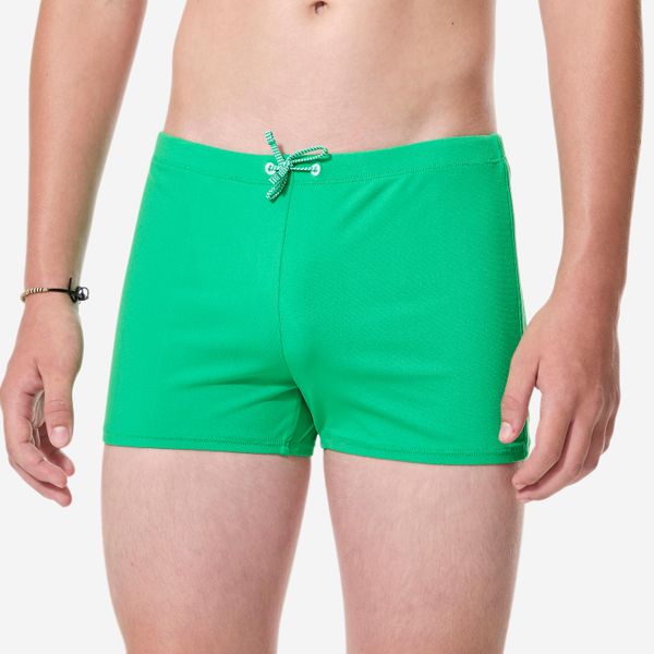 Bokserki pływackie dla dzieci Decathlon 100+. Białe kąpielówki dla chłopców Decathlon, bez wzorów, z elastanu. Za 29.99 zł.
