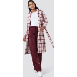NA-KD Classic Długi płaszcz w kratę - Pink. Płaszcze damskie marki NA-KD Classic. Za 323.95 zł.