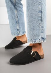 Czarne Klapki w Stylu Chodaków z Klamrami Lilamira. Czarne klapki damskie Born2be, z aplikacjami, ze lnu, bez obcasa, na płaskiej podeszwie. Za 59.99 zł.