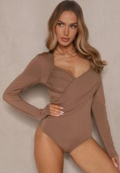 Brązowe Eleganckie Body Longsleeve z Ozdobnym Marszczeniem Zimanya. Brązowe bluzki damskie Renee, l, bez wzorów, eleganckie, bez kołnierzyka, bez ramiączek. Za 44.99 zł.