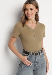 Ciemnozielony Bawełniany T-shirt Ozdobiony Marszczeniem i Łańcuszkiem Olitrea. Zielone bluzki damskie Born2be, m, bez wzorów, z bawełny, bez kołnierzyka. Za 34.99 zł.