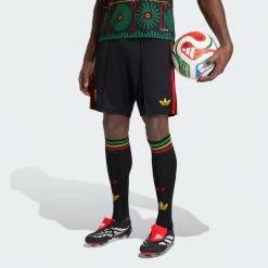 Szorty wyjazdowe Jamajka 26 x Bob Marley. Czarne krótkie spodenki sportowe męskie Adidas, s, bez wzorów, z materiału, do piłki nożnej, climacool (adidas). Za 199.00 zł.
