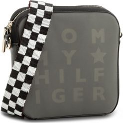Torebka TOMMY HILFIGER - Logo Story Crossover Transparent AW0AW05253 002. Torebki do ręki damskie marki Tommy Hilfiger. W wyprzedaży za 269.00 zł.