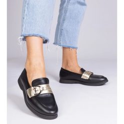 Czarne mokasyny z ekoskóry z cyrkoniami. Czarne mokasyny damskie z tworzywa sztucznego, eleganckie. Za 73.74 zł.