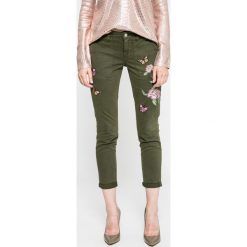 Guess Jeans - Spodnie. Jeansy damskie marki Guess Jeans. W wyprzedaży za 199.90 zł.