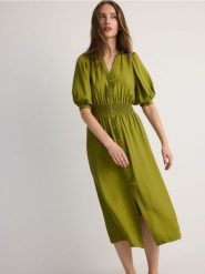 Sukienka midi z lyocellem - jasny zielony. Zielone sukienki damskie Reserved, l, bez wzorów, z lyocellu, bez kołnierzyka, bez ramiączek, midi, szmizjerki. W wyprzedaży za 59.99 zł.