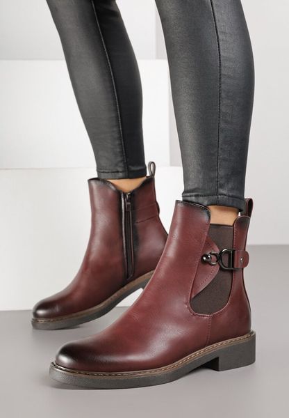 Bordowe Botki Sztyblety z Ozdobnym Paseczkiem i Klamrą Hanirae. Czerwone botki damskie Born2be, z jeansu, eleganckie, bez obcasa, na płaskiej podeszwie, bez zapięcia. Za 179.99 zł.