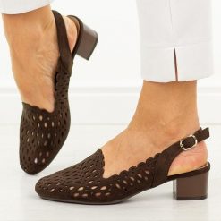 D. Brązowe sandały damskie na obcasie M.Daszyński Sa210-13. Brązowe sandały damskie M.Daszyński, w ażurowe wzory, z zamszu, bez obcasa, na obcasie, bez zapięcia. Za 179.00 zł.