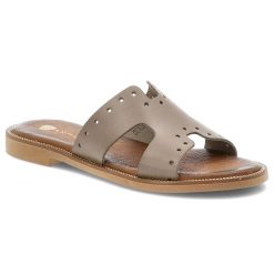 Szare Klapki Armodo Wsuwane Obuwie Damskie. Szare klapki damskie Armodo, w ażurowe wzory, ze skóry, eleganckie, bez obcasa, na płaskiej podeszwie. Za 259.00 zł.