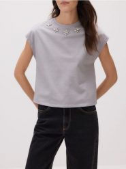 T-shirt z ozdobną aplikacją - jasnoszary. Szare t-shirty damskie Reserved, l, z aplikacjami, z bawełny, bez kołnierzyka. W wyprzedaży za 39.99 zł.