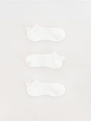 Krótkie skarpetki 3 pack - biały. Białe skarpety damskie Reserved, bez wzorów. Za 39.99 zł.