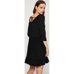 Answear - Sukienka. Sukienki damskie marki ANSWEAR. W wyprzedaży za 79.90 zł.