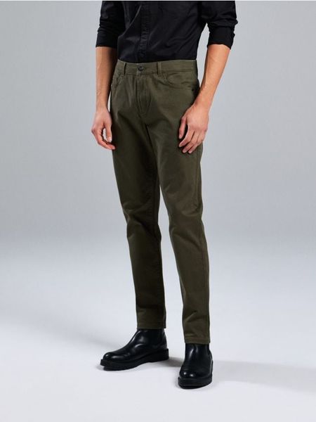 Spodnie slim - zielony. Zielone spodnie materiałowe męskie Sinsay, bez wzorów. Za 59.99 zł.