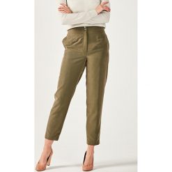 Spodnie w kolorze khaki. Brązowe spodnie materiałowe damskie marki Patrizia Aryton, bez wzorów. W wyprzedaży za 249.95 zł.